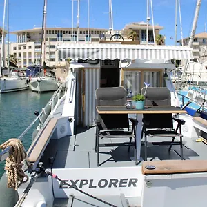 Bateau-hôtel Nuits Insolites Bateau A Quai Port L'explorer, Fréjus